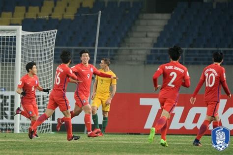 한국 U 23 대표팀 호주 꺾고 조 1위 8강행20일 말레이시아와 대결 축구 기사 더팩트