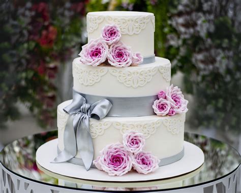 How To Bake And Decorate A Tier Wedding Cake