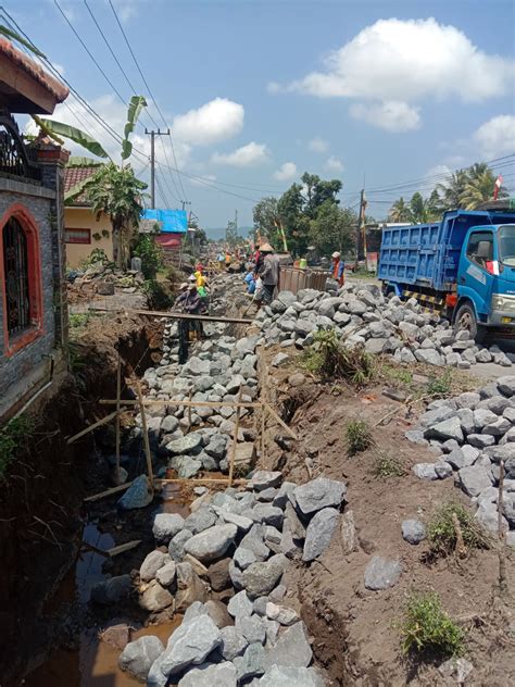 Bandel Proyek Pelebaran Jalan Nasional Lumajang Diduga Masih Gunakan