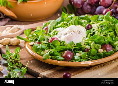 Ensalada de Canónigos con huevo nueces y uvas simple sano y