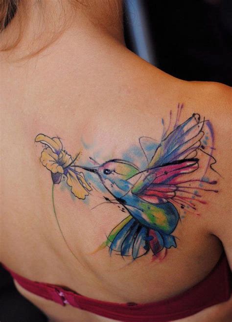 Frau Mit Farbigem Kolibri Tattoo Am R Cken Vogel Mit Blume Vogel