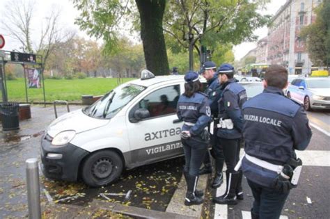 Tragedia A Milano Guardia Giurata Si Spara Con La Pistola D Ordinanaza