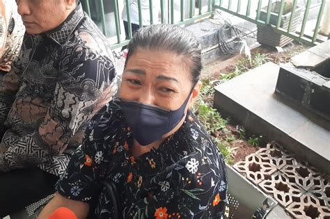 Ibu Inge Anugrah Menangis Lihat Putrinya Masuk Ke Ruang Sidang Cerai