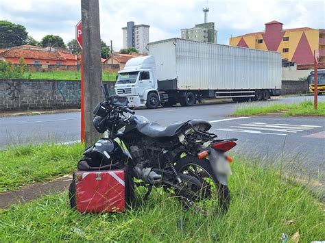 Depois De Acidente Motocicleta Fica Presa Embaixo De Roda De Carreta