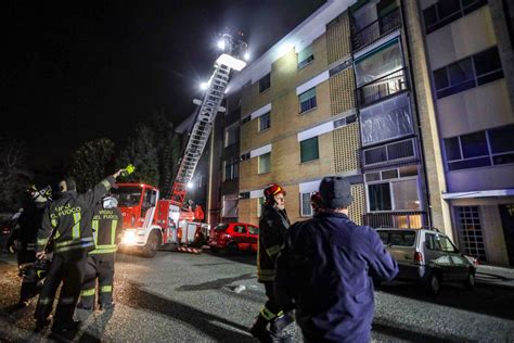 Settimo Torinese Incendio In Una Cantina Evacuato Un Intero Palazzo