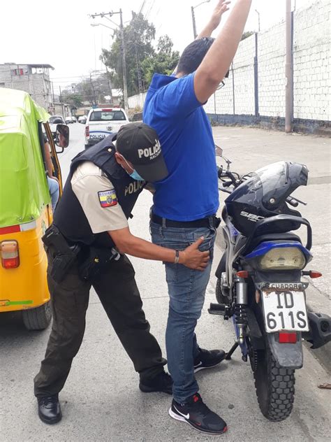 Guayaquil Tres Autos Y Tres Motos Más Al Canchón De La Policía