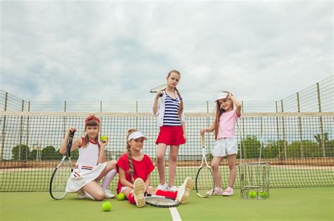 Retrato Del Grupo De Niñas Y Niños Como Jugadores De Tenis Con Raquetas