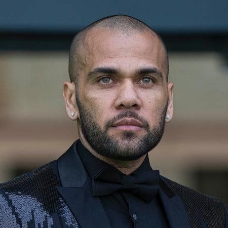 Daniel Alves é condenado a 4 anos e meio de prisão por agressão sexual