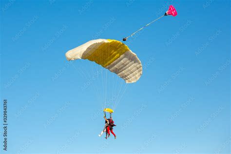 Foto De Tandem Parachuting Tandem Skydiving On A Large Parachute Do