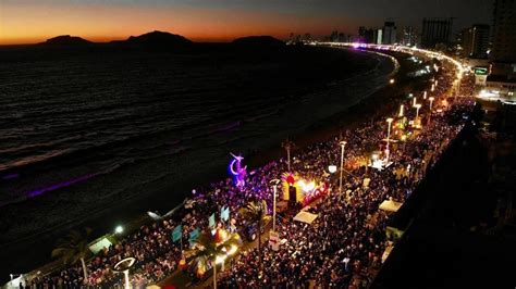 Se Ilumina El Malecón De Mazatlan Con El Primer Desfile Del Carnaval