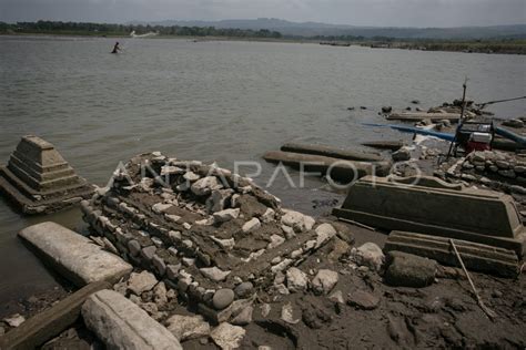 Fenomena Munculnya Makam Lama Di Waduk Gajah Mungkur ANTARA Foto