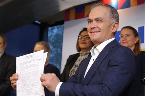 Miguel Ángel Mancera se registra como aspirante de Va por México e