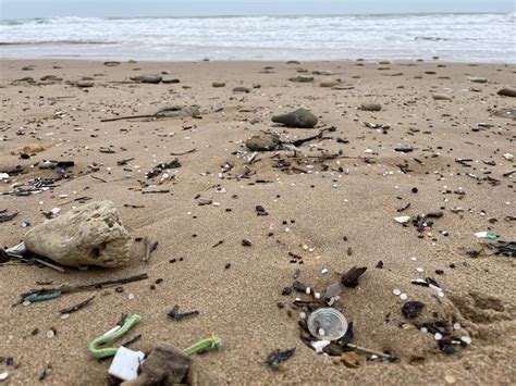 Billes De Plastique Sur Les Plages La R Gion Des Pays De La Loire