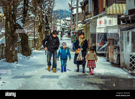 Jeune et vieux au japon Banque de photographies et dimages à haute