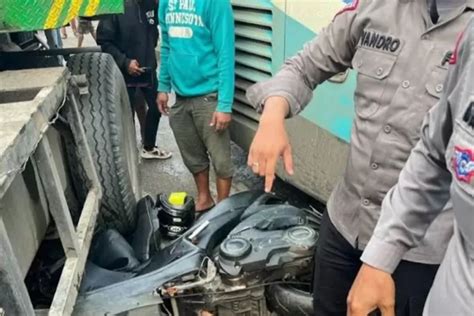 Viral Aksi Heroik Polisi Yang Rela Ganjal Bus Dengan Kendaraan Untuk