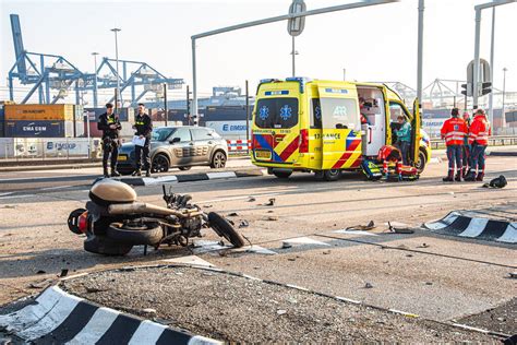 Motorrijder Ernstig Gewond Bij Aanrijding Vondelingenweg In Pernis