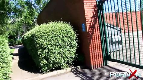 Une MILF Noire Pisse En Public XHamster