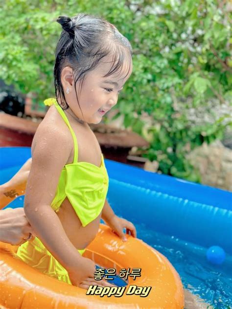 Con gái Mạc Văn Khoa diện bikini mảnh siêu cưng loạt biểu cảm hí hửng lại càng gây sốt