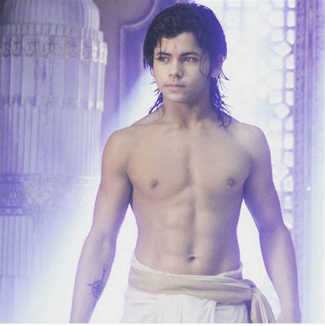 Keren Lakoni Adegan Bathtub Siddharth Nigam Pamer Perut Sixpack