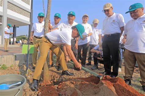 Pemkot Sachrudin Menanam Pohon Untuk Masa Depan Kehidupan Dan Lingkungan