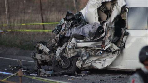 Accidente en Romita Choque entre camioneta de personal y camión de