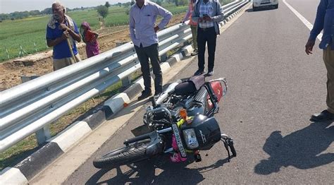 Banda Road Accident Speeding Bike Collides With Divider Three Including Innocent Dead Woman