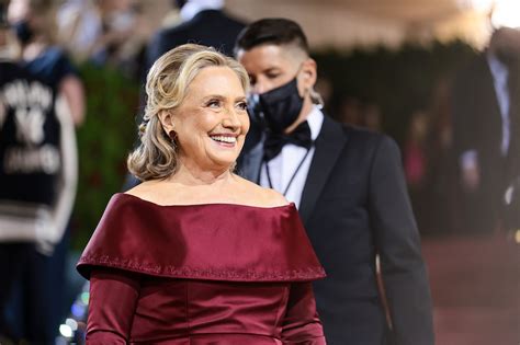 See Hillary Clinton At The 2022 Met Gala Popsugar Celebrity Uk