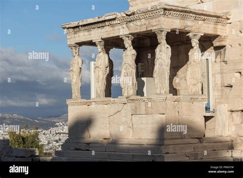 El P Rtico De Las Cari Tides En El Erectei N Un Antiguo Templo Griego