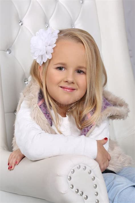 Portrait D Une Petite Fille Blonde Mignonne Avec De Longs Cheveux Photo