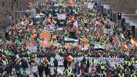 Agricultores españoles vuelven a protestar con sus tractores en Madrid