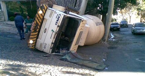 G1 Caminhão carregado de concreto tomba em via de Belo Horizonte