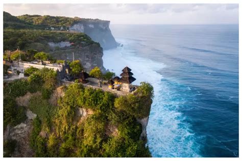 Kenalkan Pura Luhur Uluwatu Wisata Bersejarah Di Bali Yang Tawarkan