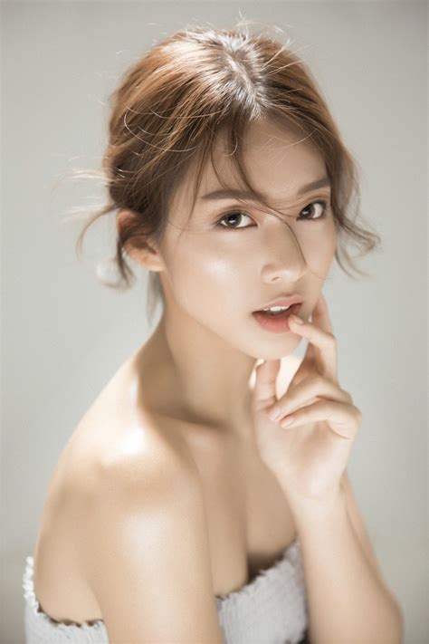 Bị mẹ ruột bỏ rơi suốt năm và hình ảnh ít ỏi của hot girl Khả Ngân khi ở bên mẹ