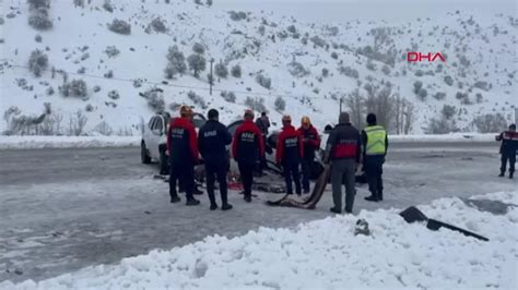 Sivas ın Zara ilçesinde kar yağışı nedeniyle meydana gelen trafik