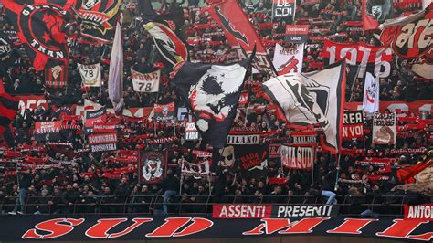 Sky Curva Sud A Milanello Cori E Striscione Per La Squadra