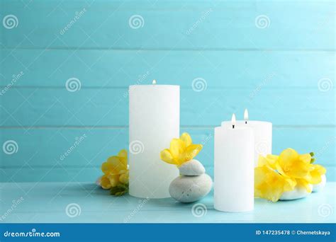 Composi O De Velas De Pedras Dos Termas E De Flores Ardentes Na