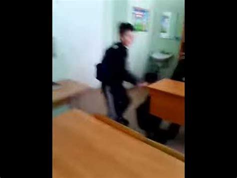 Мальчик прыгает по партам - YouTube