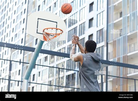 Vista Posterior Del Hombre Africano Shooting Slam Dunk En Piscina