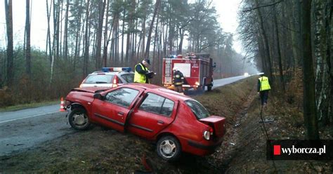 Kierowca renault wjechał do rowu Został ranny ZDJĘCIA