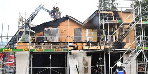 Brand In Reinach Ag Unbewohntes Haus Steht In Flammen