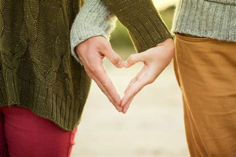 友達以上恋人未満と聞くと、友達と恋人の中間のような関係のことを一般的に想像するのではないでしょうか。