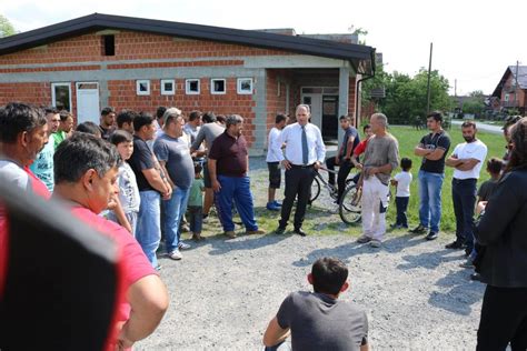 Zastupnik Kajtazi U Posjeti Romskom Naselju U Kutini Veljko Kajtazi