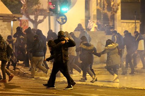 Сблъсъци между полиция и протестиращи в Гърция (СНИМКИ)