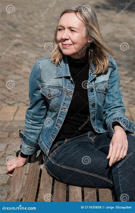 Portrait D Une Femme Blonde Mature Regardant Pensive Photo Stock Image Du Songeur Quipement