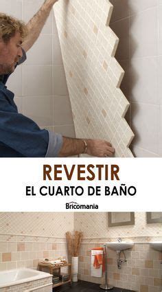 A Man Installing Tile In A Bathroom With The Words Revestir El Cuarto