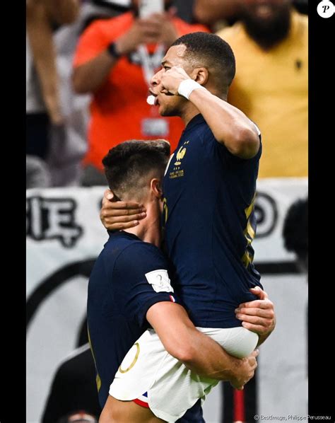 Coupe Du Monde Kylian Mbappé Et Olivier Giroud Lincroyable Photo En Amoureux Qui Enflamme