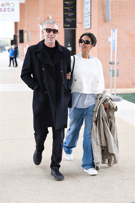 Photo Vincent Cassel Et Sa Femme Tina Kunakey Arrivent L A Roport