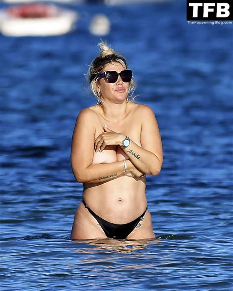 Wanda Nara Flashes Her Nude Boobs On The Beach In Ibiza 46 Photos