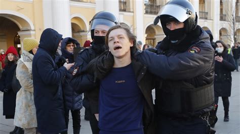 No To War Thousands Detained In Russian Protests The Moscow Times