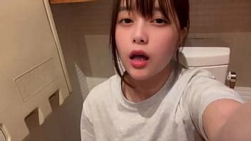 隣の部屋でト レしてる人がいるのに壁越しに 激しくオナニーしてイキまくりました XVIDEOS